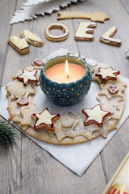 Star shaped cookie wreath with candle